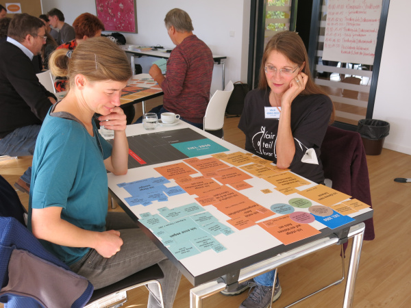 Two women playing the climate puzzle